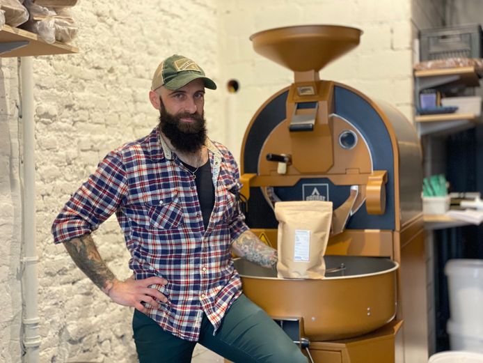 Ezra van Full Circle Coffee bij zijn koffiebrander.