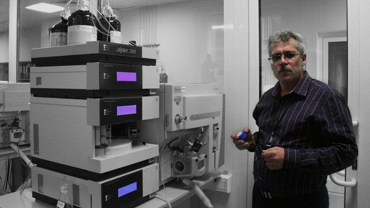 Klokkenluider Grigory Rodchenkov bij het Dopinglaboratorium.  Netflix-foto