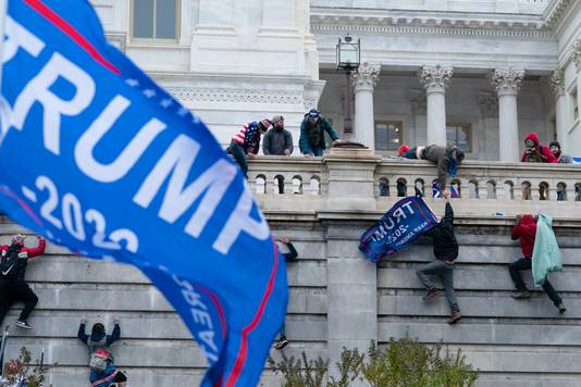 Trump-aanhangers bestormen het Capitool.