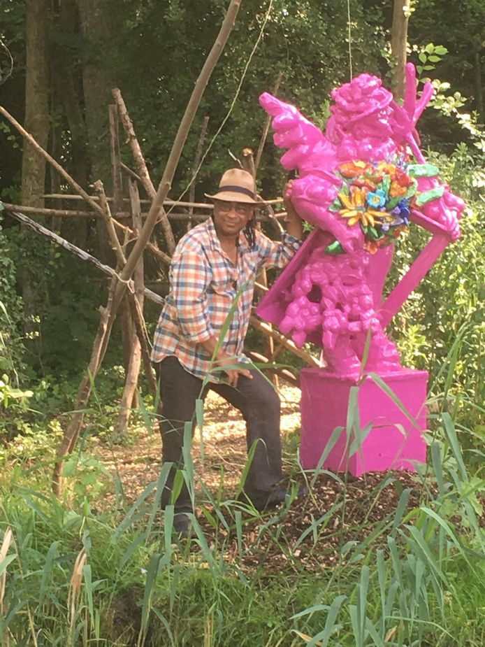 Kunstenaar Edson Bruno Filho met zijn kunstwerk Fabiola.