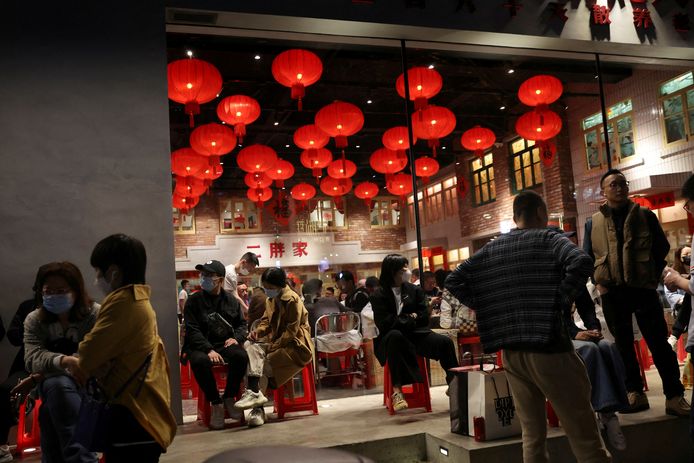 Mensen wachten bij een restaurant in Peking. Foto van 15 april dit jaar.