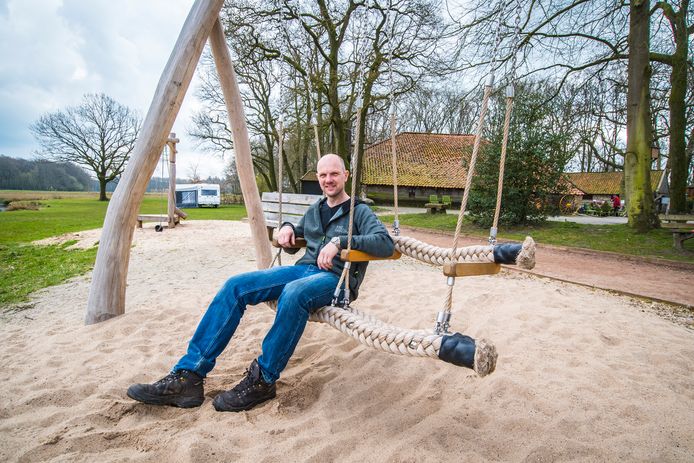 Camping Hoeve Springendal met eigenaar Walter Brunninkhuis op de relatieschommel  in de nieuwe speeltuin.