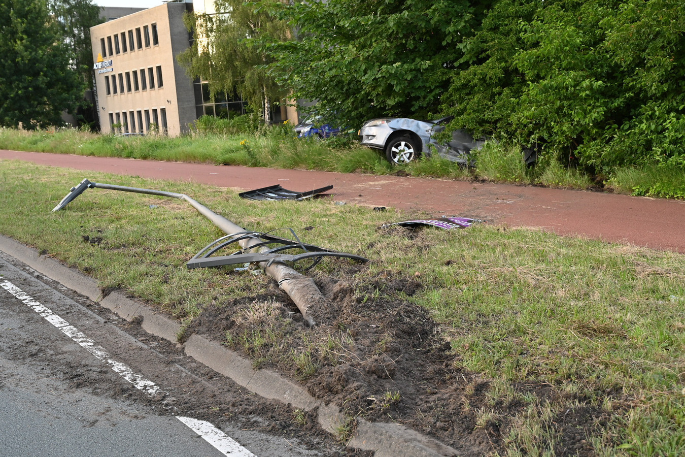 Een automobilist raakte de macht over het stuur kwijt en belandde in een berm bij de Nieuwe Kadijk in Breda