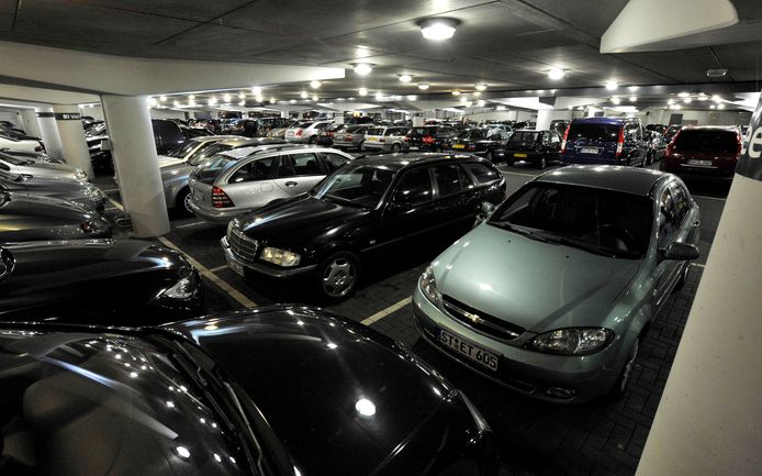 Enschede gaat een proef doen met gratis parkeren in de parkeergarages. Wie binnen het uur weer weg is, betaalt niks.
