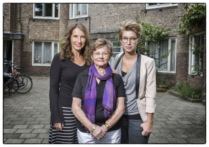 Naomi, Henny en Rivkah voor het huis in de Holendrechtstraat in Amsterdam van waaruit Henny's Joodse vader werd weggevoerd.