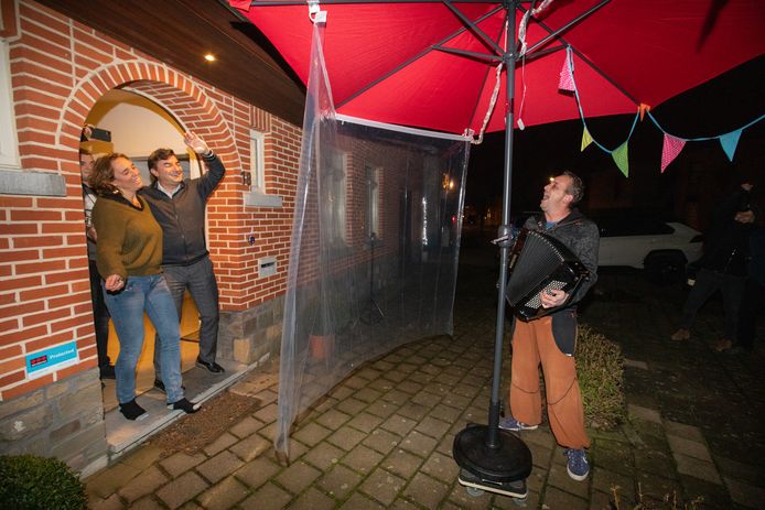 Op de tonen van 'Lepeltjesgewijs' en 'Ik wil je' verandert de hal van Ilse Ooghe en haar man Rudi tijdelijk in een dansvloer.