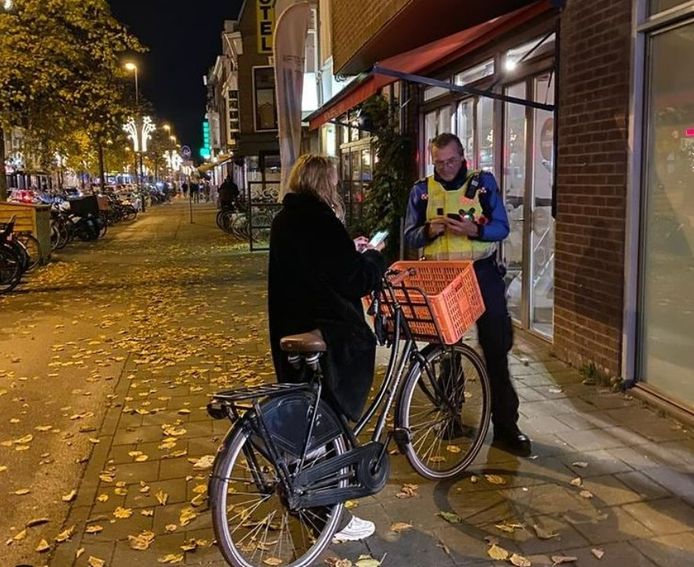 Bij een politiecontrole op de Biltstraat zijn 72 fietsers op de bon geslingerd voor het ontbreken van verlichting.