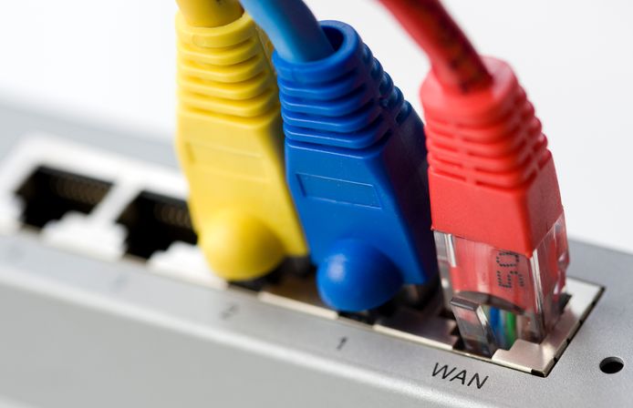 De aftapwet maakt het voor de inlichtingendiensten AIVD en MIVD mogelijk om grote hoeveelheden internetverkeer via de kabel af te tappen.