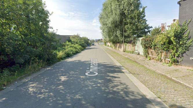 Voorbijgangers ontdekken lijk langs kant van de weg