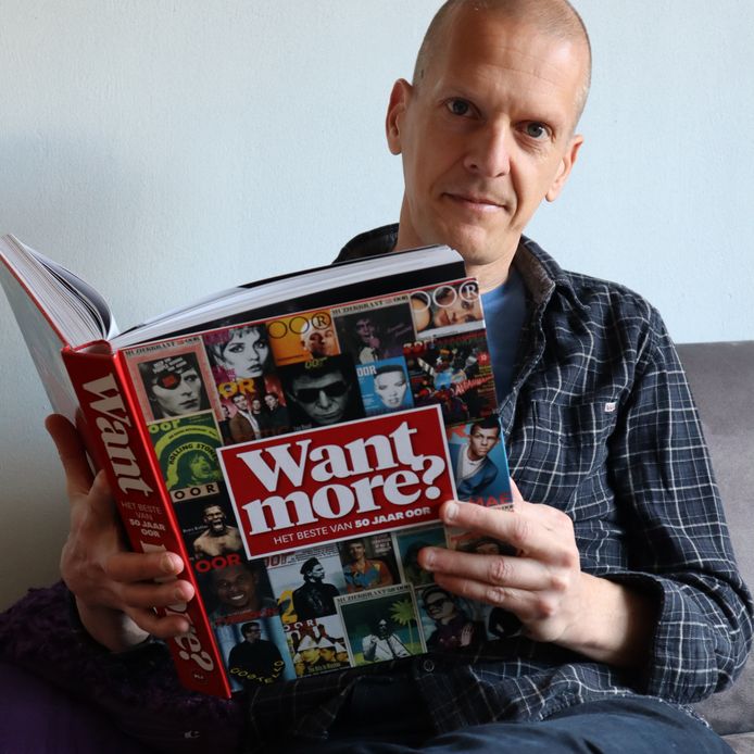 Hoofdredacteur Koen Poolman met het boek over 50 jaar OOR.