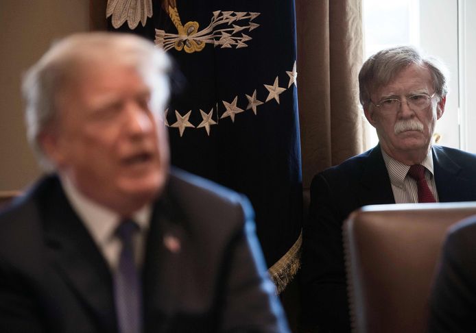Archiefbeeld: John Bolton met op de voorgrond Donald Trump.