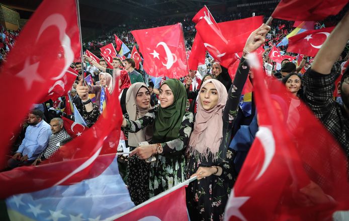 Turkse aanhangers juichen Erdogan in Sarajevo toe.