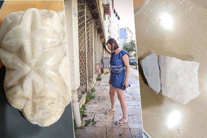 De Vlaamse toeriste Kim in het steegje in Manavgat waar ze de steen met ingekerfde rozetten vond, tussen wat onkruid en bouwafval.
