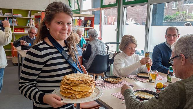 Ouderen en kinderen eten samen pannenkoeken