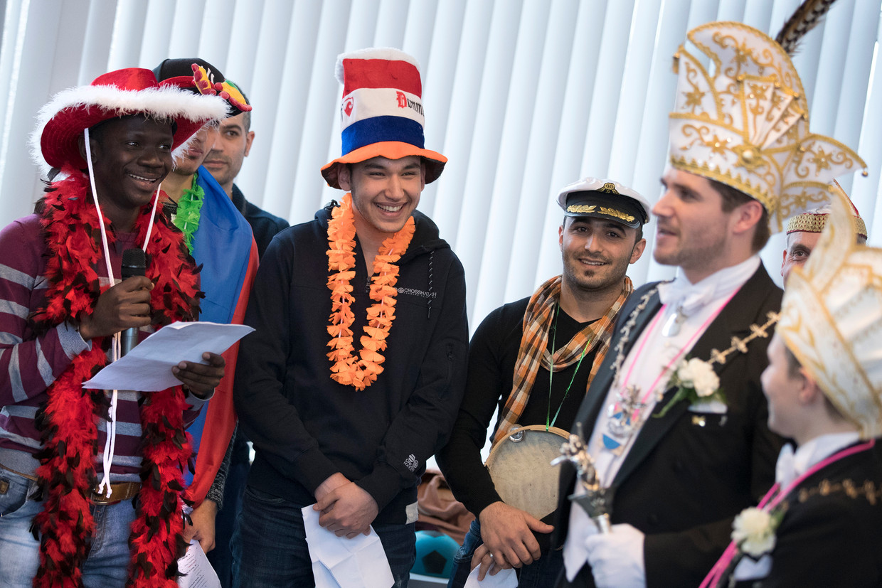 Vorig jaar gaf carnavalsvereniging de Winkbulle uit Heerlen een gastcollege aan het Arcus College, een regionaal opleidingencentrum. Het gastcollege was onderdeel van de inburgeringscursus waarbij asielzoekers en buitenlanders de Nederlandse taal leren en de Nederlandse samenleving leren kennen. Beeld ANP