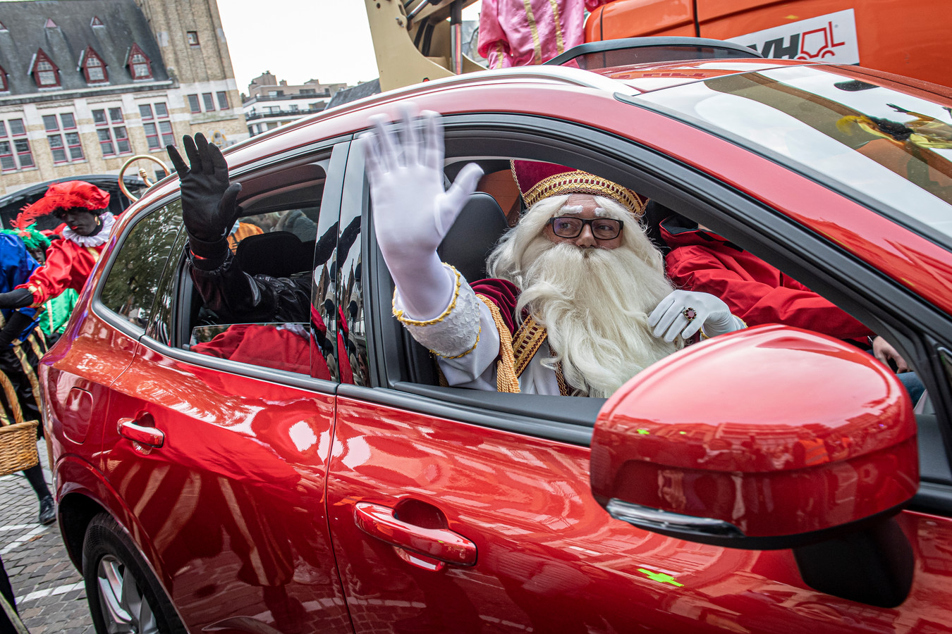 In Beeld Sinterklaas Deelt High Fives Uit Aan Kinderen In Roeselare Foto Hln Be