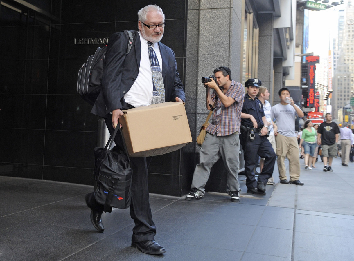 увольнение пенсионера картинки. пенсионер уходит с работы. пенсионер увольняется. вручение сувениров. пенсионер уходит с работы.