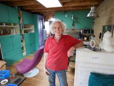 Frans (77) bouwt droomhuisje in de garage van zijn zoon: 'Less is more’