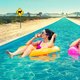 ‘Palm Springs’ is een fijne en grappige tijdlusfilm, maar net wat minder goed dan ‘Groundhog Day’
