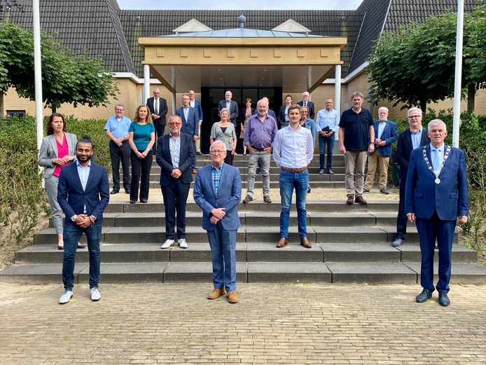 André Baars (r) als burgemeester van Ermelo, op corona-afstand temidden van de gemeenteraad .