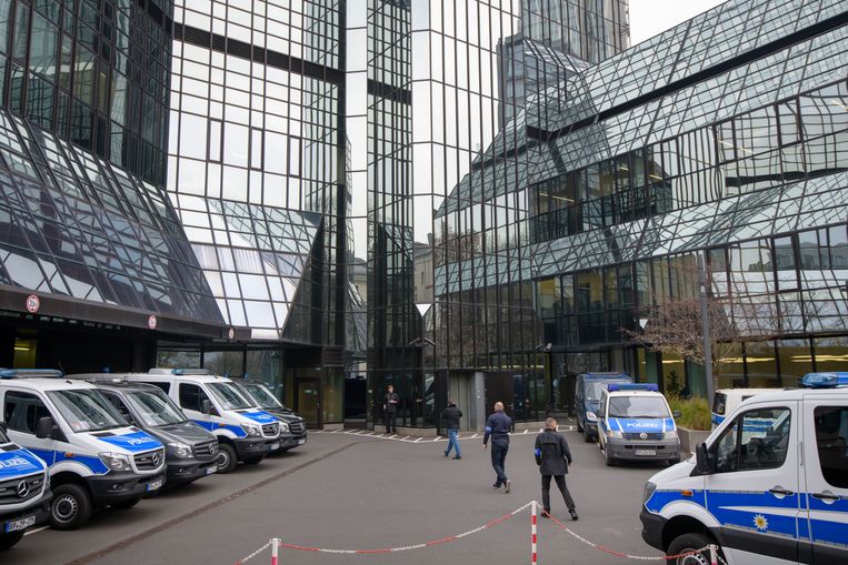 Inval politieagenten bij het hoofdkantoor van Deutsche Bank in Frankfurt.  Beeld Getty Images
