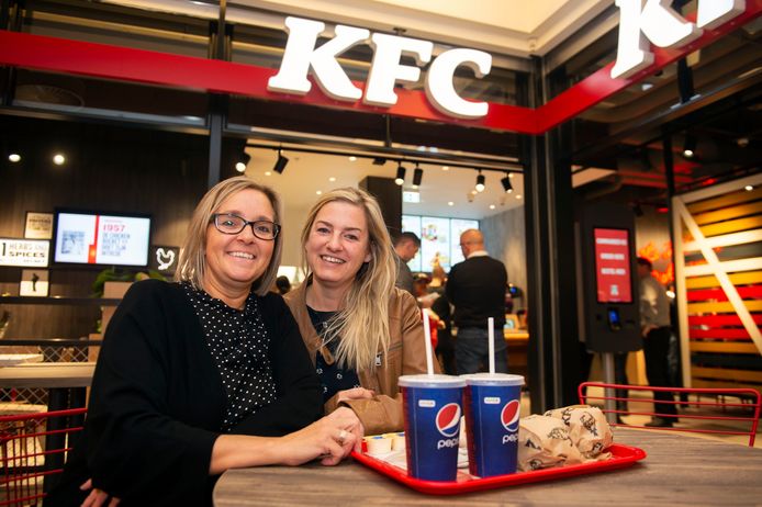 Patricia en Debby waren een van de eerste klanten. Voor Patricia was het haar eerste ervaring met KFC. “Ik ben overtuigd!” klonk het achteraf.
