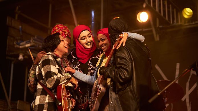 Een beeld uit We Are Lady Parts.