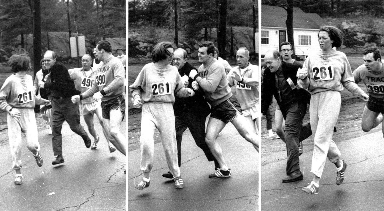 Racedirecteur Jock Semple (in zwarte jas) tracht Kathrine Switzer in 1967 uit de Boston Marathon te verwijderen. Dat wordt belet door haar vriend. Beeld AP