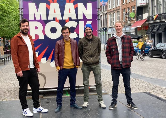 Kristof Calvo, voorzitter van Mechelen Feest, poseert met de leden van de Mechelse band Pardon Service aan de aftelklok op de IJzerenleen.