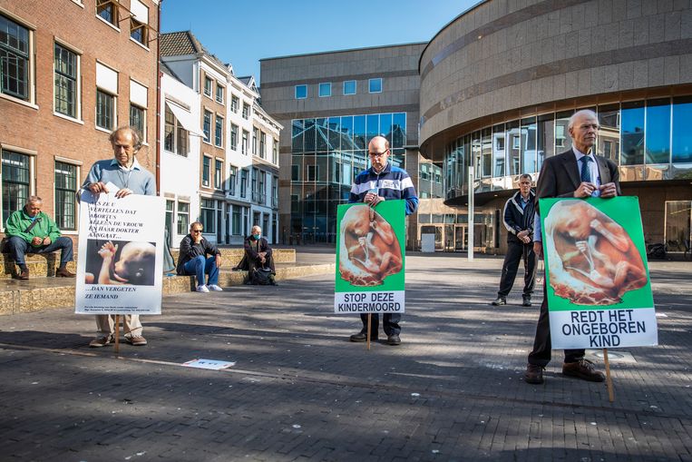 De Christelijke Pro-Life Beweging demonstreert tegen abortus bij de Tweede Kamer. Beeld Hollandse Hoogte / Laurens van Putten