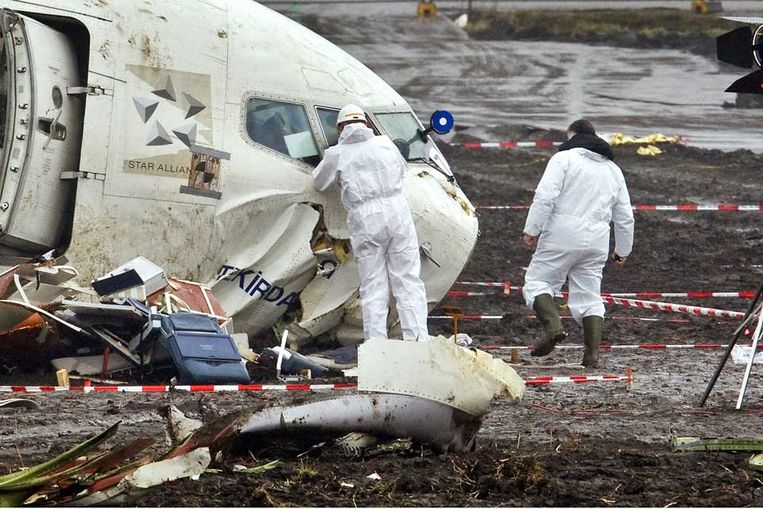 Onderzoekers aan het werk bij het verongelukt vliegtuig van Turkish Airlines in februari 2009. (ANP) Beeld 
