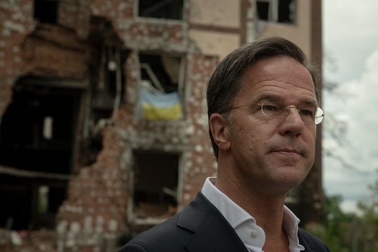 Premier Mark Rutte bezoekt een verwoeste wijk in Irpin. Beeld AP