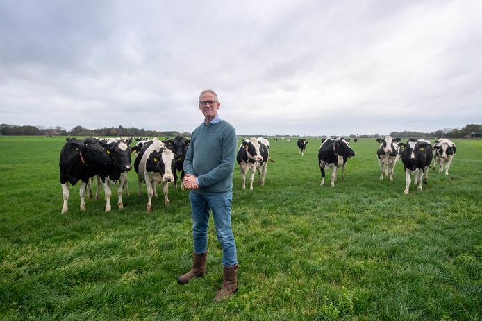 Melkveehouder Jan Dasselaar op ongeveer de locatie waar de windturbine 'liever vandaag dan morgen' moet komen.