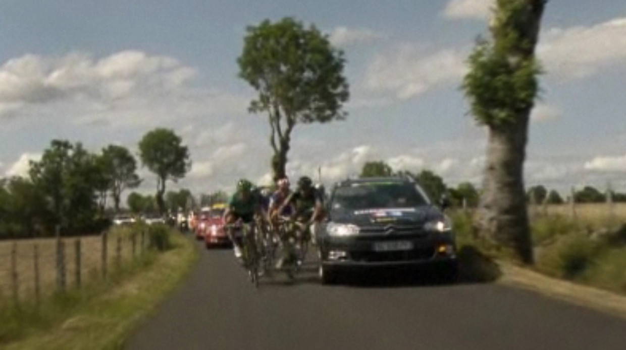 Het inmiddels berucht moment: Flecha wordt aangereden door een auto Beeld anp