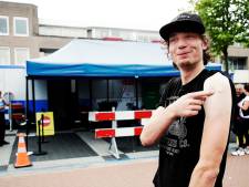 Nathan (19) haalde zijn vaccin in de prikbus van de GGD: ‘Nu ben ik in één keer klaar, net zo makkelijk’