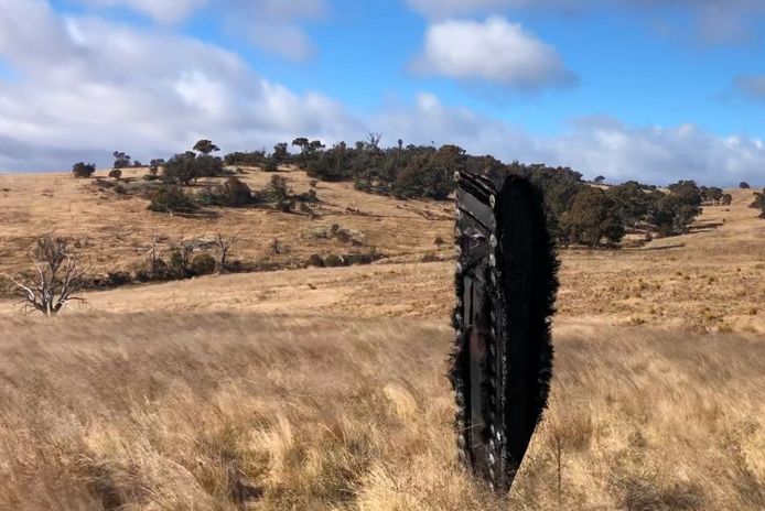 Un débris du SpaceX Crew-1 est planté dans un champ à Dalgety, en Australie