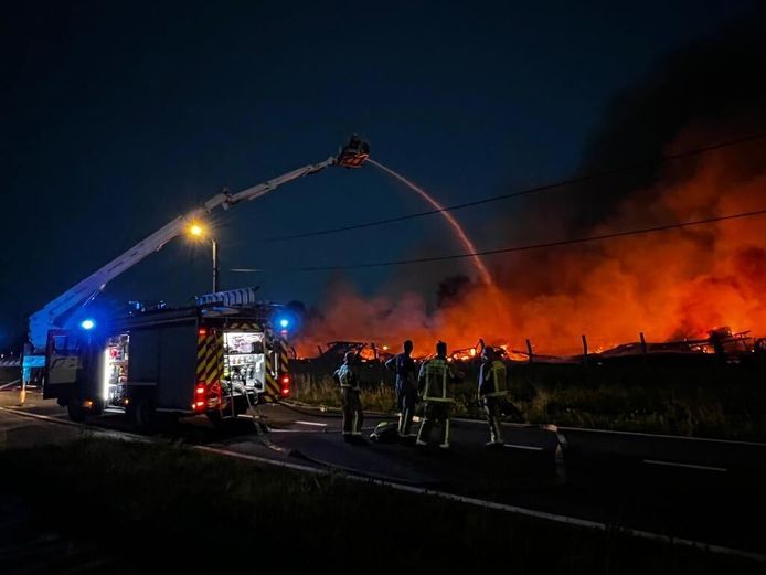 Hevige brand in magazijn in Ranst onder controle: brandweer waarschuwt ...