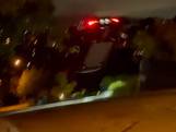 'Vliegende' Tesla-rijder lanceert zichzelf en crasht op geparkeerde auto's