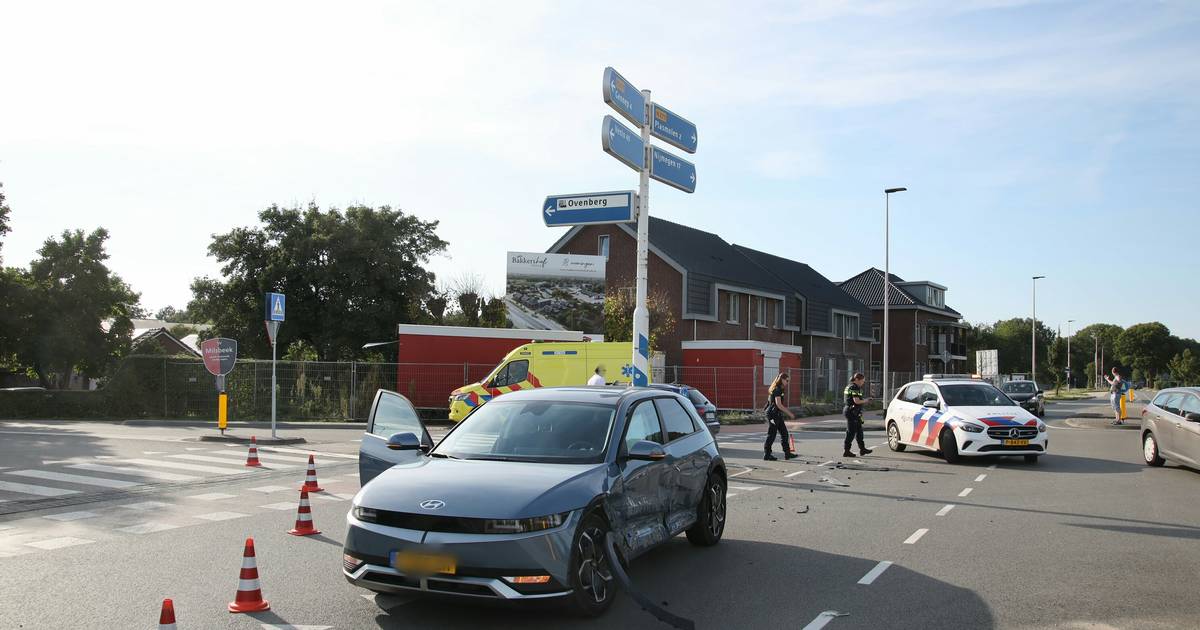 Auto's fors beschadigd na ongeluk op Rijksweg in Milsbeek