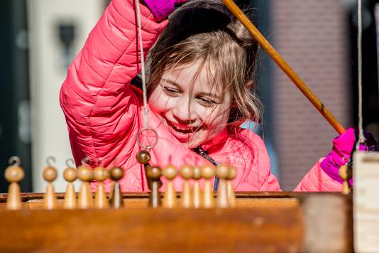 20180225 - Bergen op Zoom - Foto: Tonny Presser/Pix4Profs -  Oud-Hollandse spelen tijdens koopzondag. Foto: een meisje speelt het hengelspel