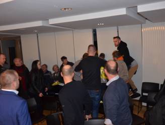 VIDEO. Actie Voorpost verstoort gemeenteraad Lokeren na vechtpartij