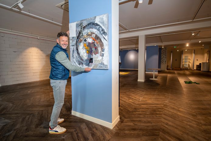 Rob Harmeling, ex-profwielrenner en directeur van de Maartens Foundation is druk bezig om het pand, waar eerder de Miss Etam zat, in te richten voor de expositie die vanaf eind volgende week door iedereen te bekijken is.