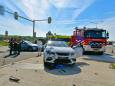 Automobilist rijdt door rood in Veldhoven en schept motorrijder, slachtoffer naar het ziekenhuis