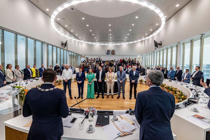 De installatie van de nieuwe gemeenteraad in de raadzaal aan de Verdilaan in Naaldwijk.