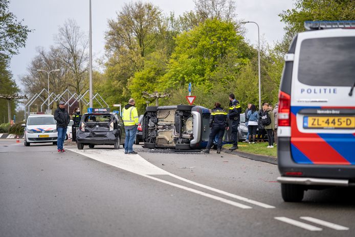 Drie auto's zijn donderdagmiddag even na twee uur betrokken geweest bij een aanrijding op de 2e Barendrechtseweg in Barendrecht.