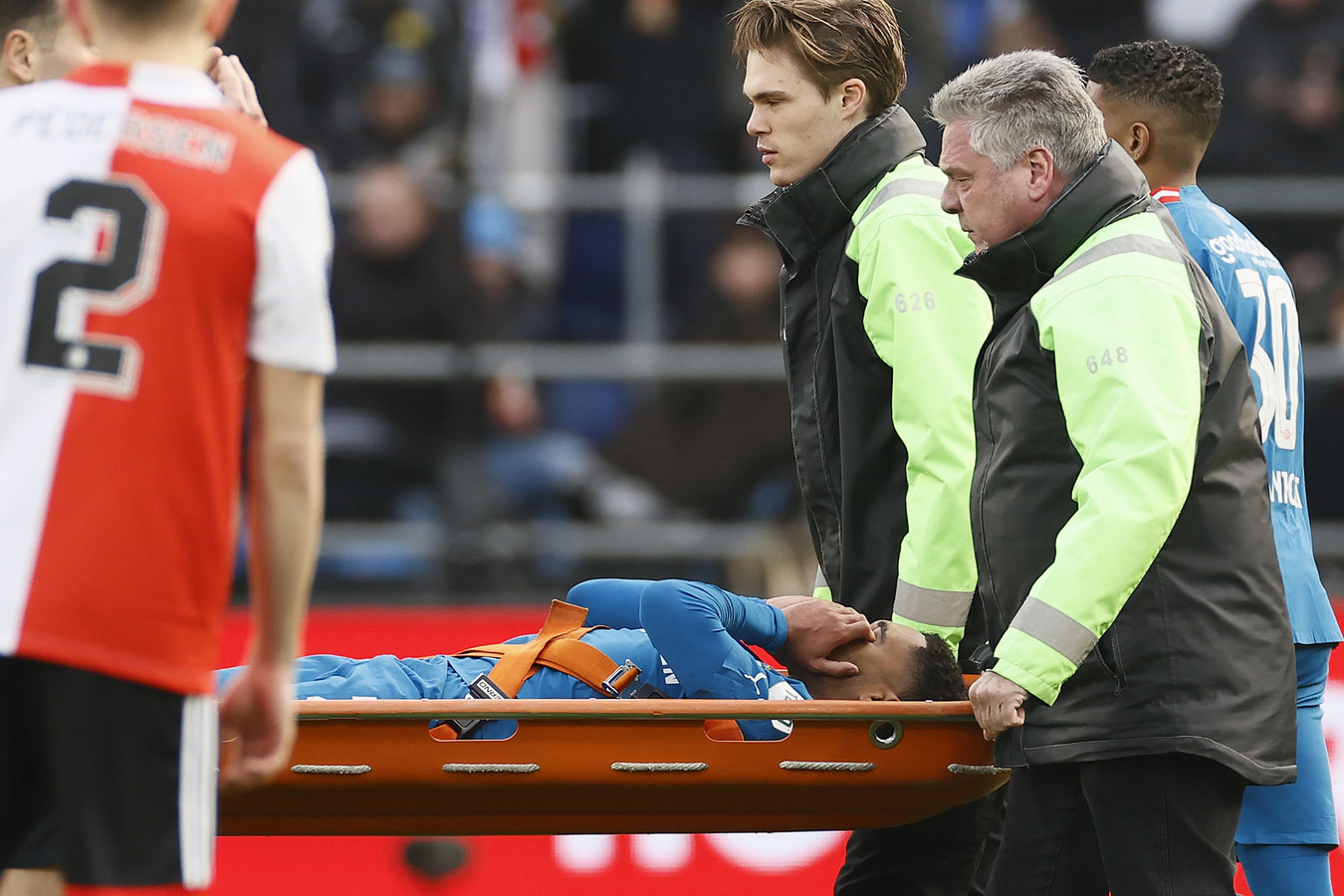 Phillipp Mwene moest met een brancard het veld verlaten.
