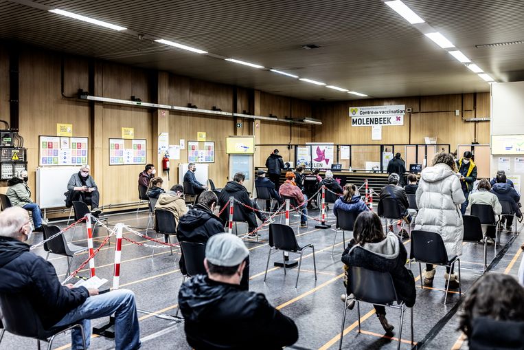 Mensen wachten op hun boosterprik in het vaccinatiecentrum van Molenbeek. Beeld Franky Verdickt