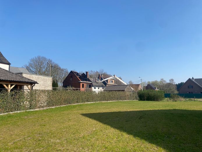 BRANST - Bij een zware brand in de Langenbergstraat in Branst bij Bornem zijn twee bewoners gewond geraakt. De ravage is groot. Twee woningen zijn volledig uitgebrand.