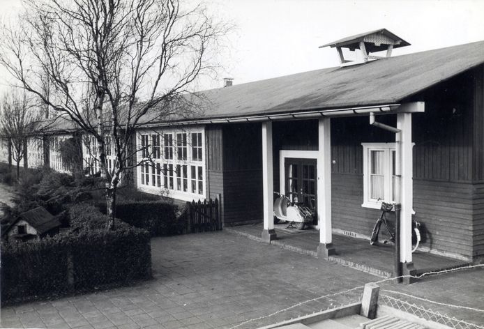 De eerste Finse School van Amersfoort. De Christelijke Nationale School voor lager onderwijs werd in 1949 uit hout opgetrokken, met zes lokalen. De bouw duurde maar drie tot vier maanden. Op het gras rond de school werden ganzen, krielkippen en een bokje gehouden. Het schoolhoofd was Jan Alberts. Deze school werd in 1962 gesloten.