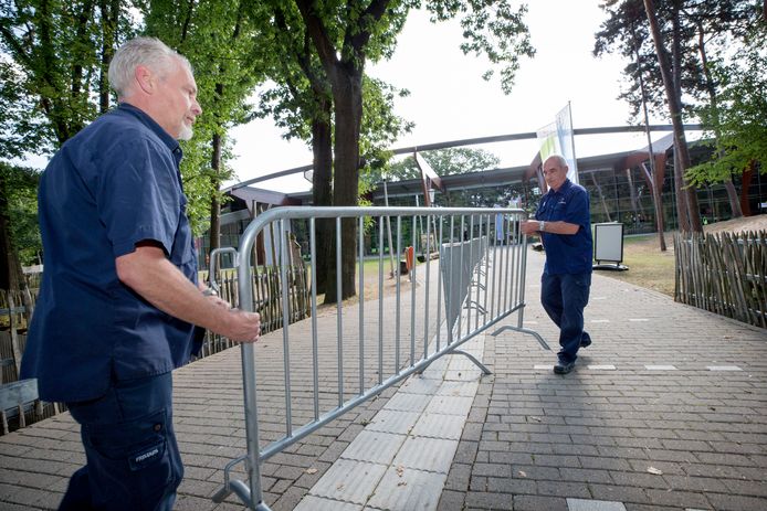 De hekken bij zwembad de Warande worden weggehaald nu de coronamaatregelen versoepeld worden.